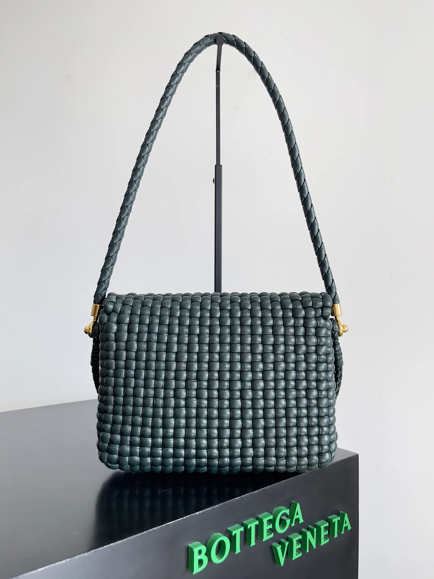 Batch 3120 Reshape the classics, Swing is back, BOTTEGA VENETA Bottega Veneta women's Swing shoulder bag is made of tubular quilted weaving technology. The unique vertical weaving of the bag is impressive. The overall style reveals a medieval style, which is in line with the current retro trend. It is simple and versatile without losing personality. It can be adapted to different styles for work and commuting. Both cross-body and hand carry are created with everyone in mind. It is a bag that does not lose its practicality and beauty [Hop Jump] [Hop Jump] Style No.: 764073 Size: 25*19*6